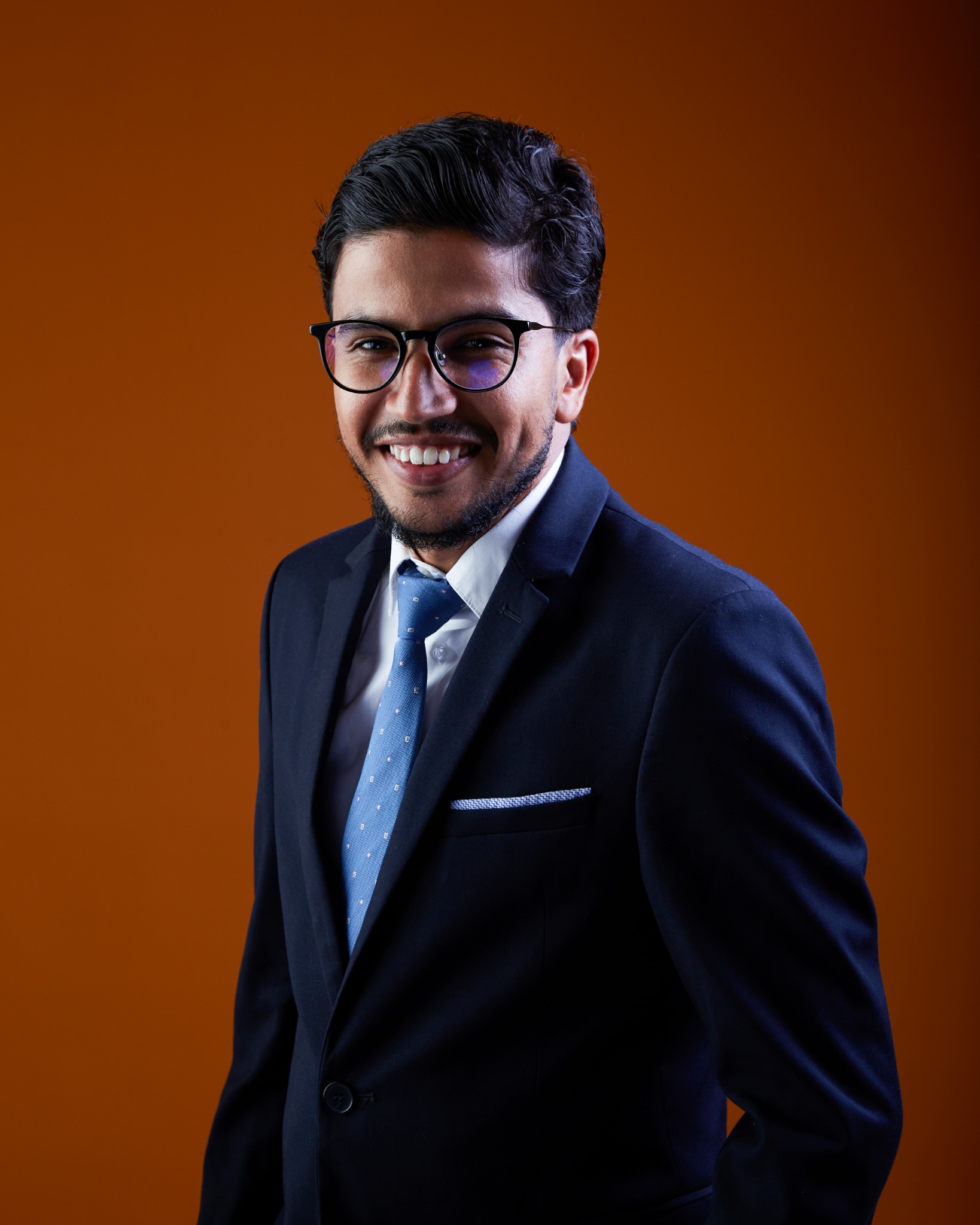 Portrait d’El Mehdi en costume et cravate bleue