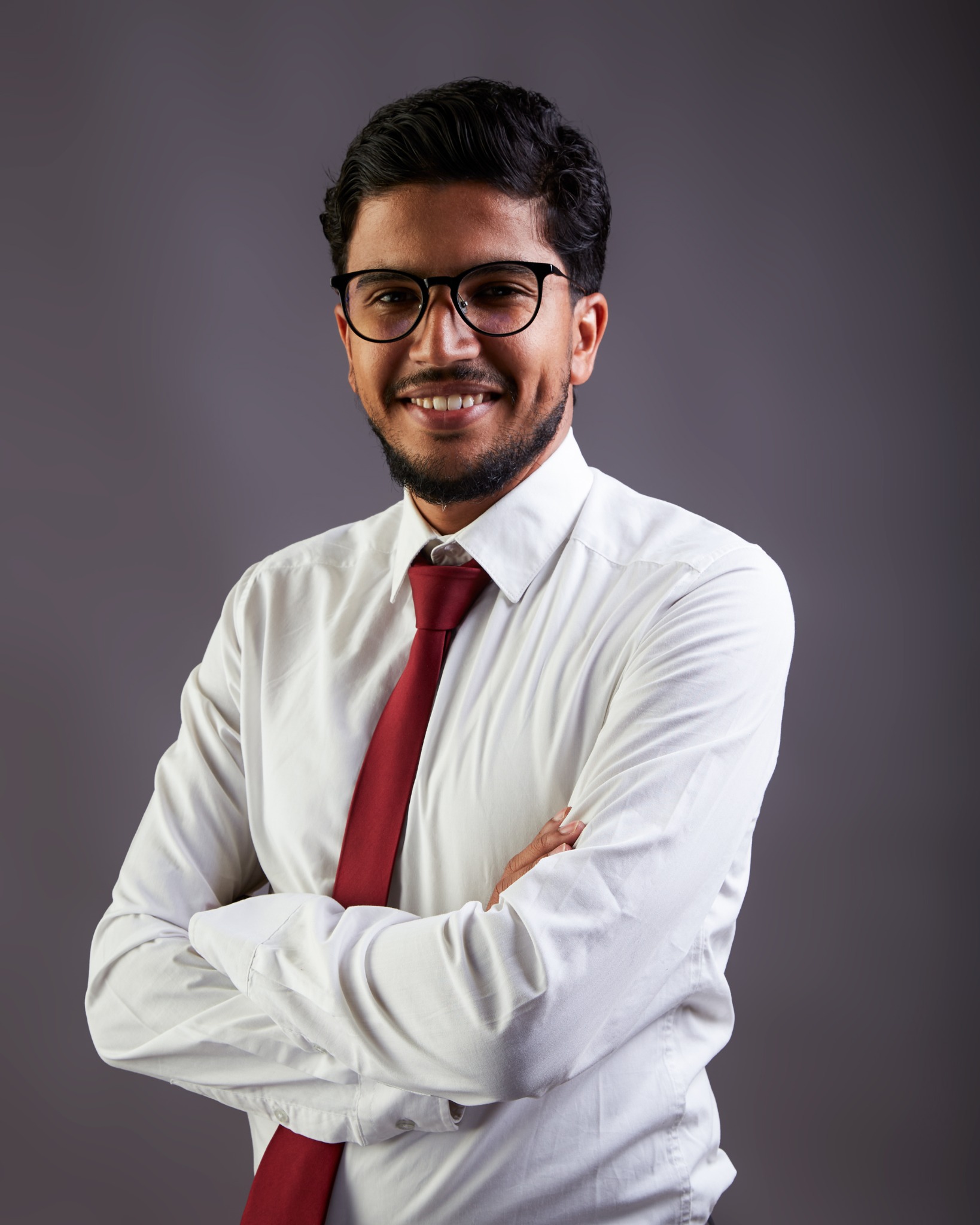 Portrait professionnel d’El Mehdi en chemise blanche
