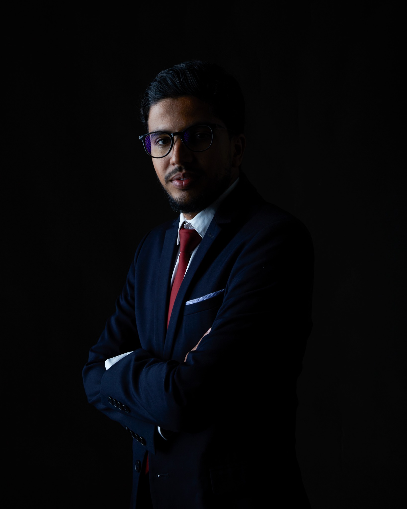 Portrait sombre et éditorial d’El Mehdi